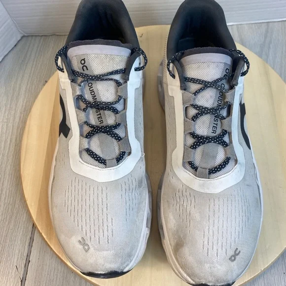 On Cloudmonster Men’s Gray/White Running Shoes, Size 11.5

Tbo#044 - Picture 2 of 8